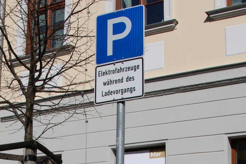 An dem Ladeparkplatz Heinrichstraße gibt es keinen Hinweis, dass das Parken kostenpflichtig ist.