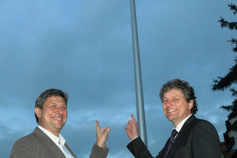 OB Holm Große (links) und Detlef Marko beim symbolischen „Anknipsen“ der ersten Laterne. Foto: Hache