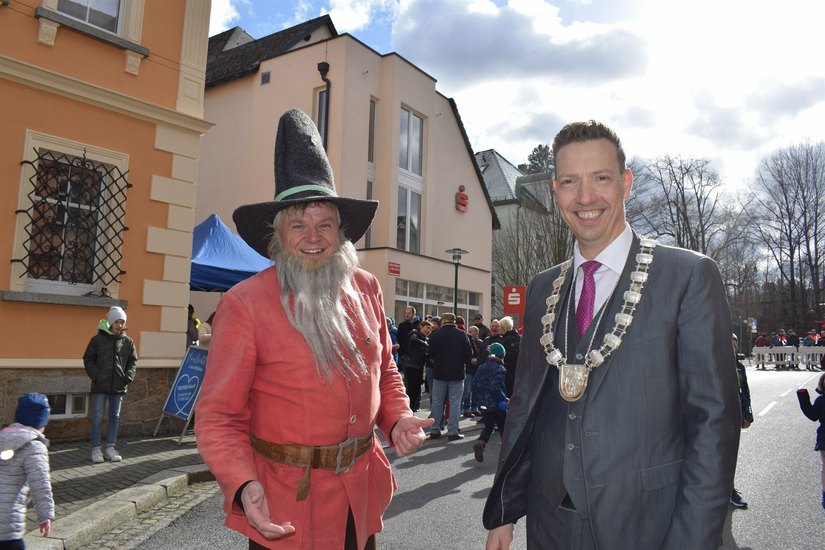 Der Bürgermeister Michael Herfort und der Pumphut aus Wilthen begleiteten die Auftaktveranstaltung vor dem Rathaus.