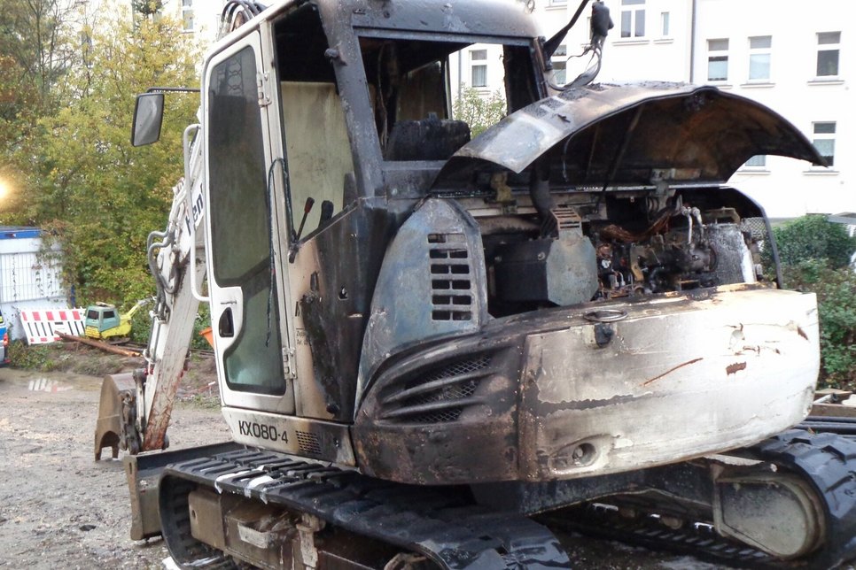 Zwei Baufahrzeuge der Firma Hentschke Bau sind in der Nacht ausgebrannt.