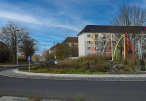 Der neue Kreisverkehr mit künstlerischer Gestaltung und der dahinter liegenden neu sanierten Wilhelm-Pieck-Straße. | Foto: Peter Aswendt