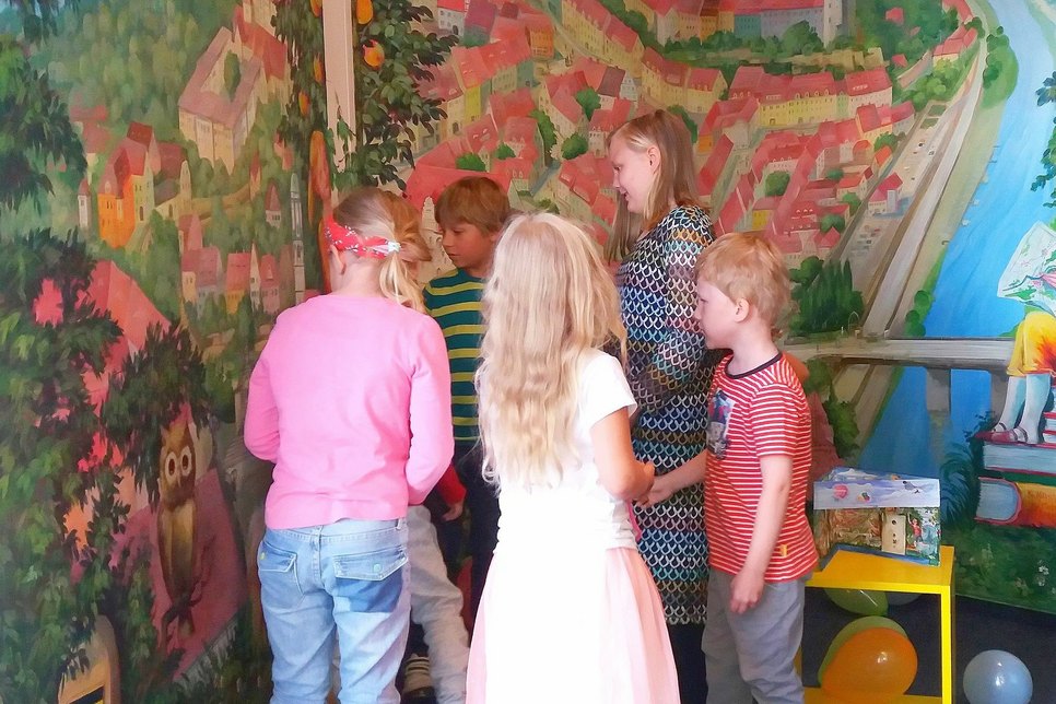 Kinder entdecken Meißner Motive und Momente auf dem Wimmel-Wandgemälde in der Stadtbibliothek. Foto: Stadt Meißen