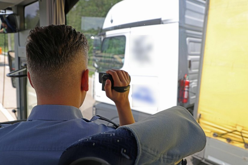 Ein Polizeibeamter filmt einen abgelenkten LKW-Fahrer. Foto: Polizei Dresden