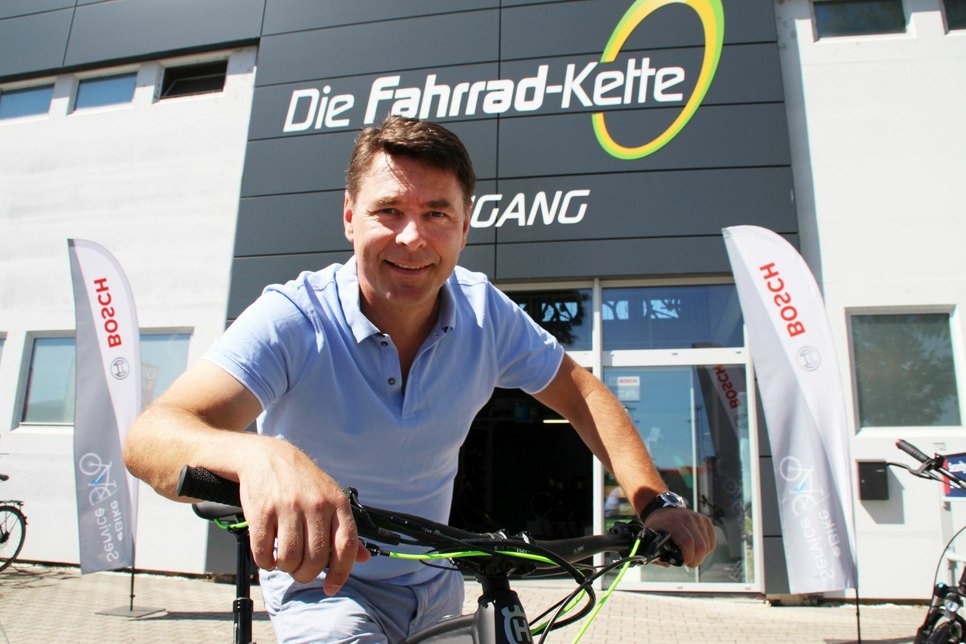 Silvio Kunze, Geschäftsführer der »Fahrrad-Kette« vor der Pirnaer Filiale.                                Foto: Schramm