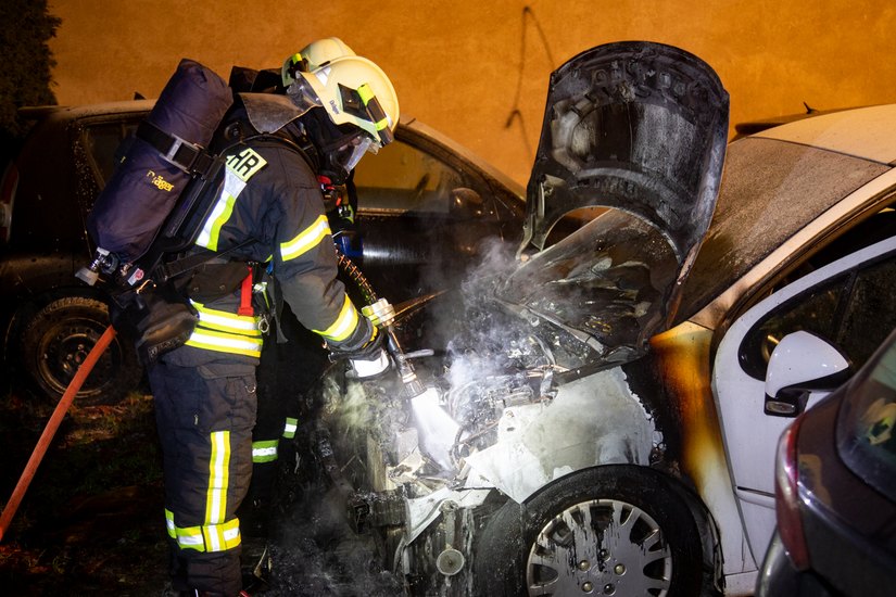 In der Bischofswerdaer Spargasse ging ein Auto in Flammen auf. Foto: Rocci Klein