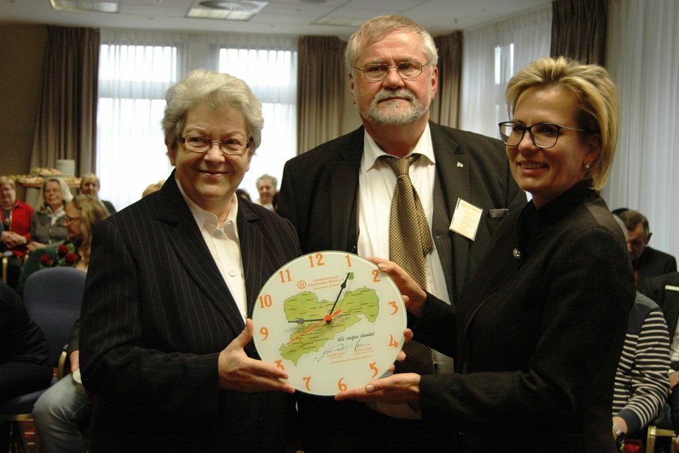 Sozialministerin Barbara Klepsch (rechts) überreicht eine Uhr an Edith Franke für ihr jahrelanges Engagement. Foto: Pohl