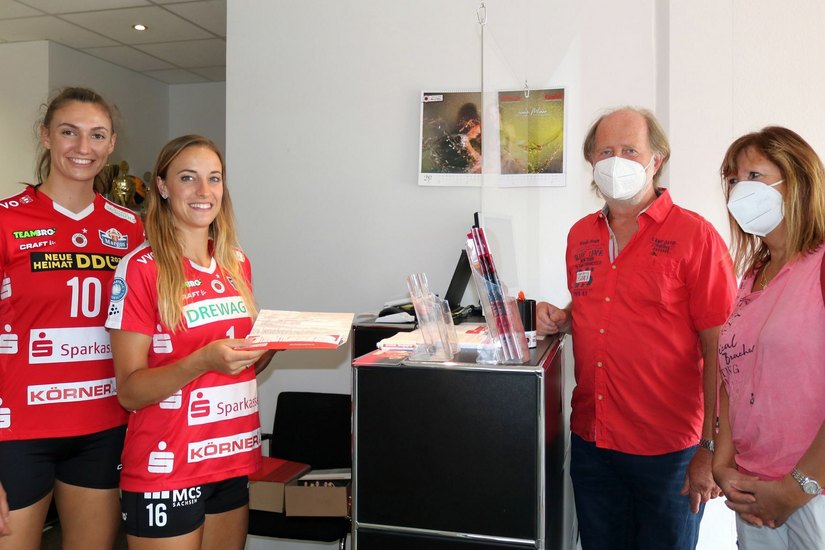 Lena Stigrot (li.) und Lenka Dürr übergeben Fans ihre soeben gekaufte Saisonkarte. Foto: PR/DSC 1898 Volleyball GmbH