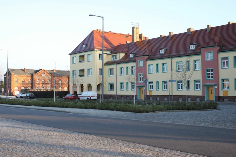 Die bereits 2017 sanierte Fassade des Bahnhofsvorplatzes 1 bis 6 (links im Bild) strahlte in den letzten Tagen mit dem historischem Bahnhofsgebäude in der Sonne um die Wette. Foto: Anja Guhlan