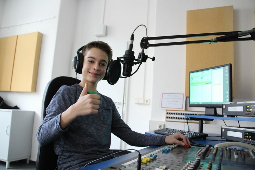Benedict Bartsch im Hörfunkstudio des SAEK. Seine nächste StarShow läuft am 8. Februar.                  Foto: Schramm