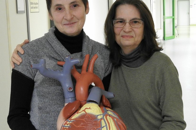 Lilli Kuhn (li., 59) und ihre Schwester Olga Hilz (66) sind am Leben, weil zwei andere Frauen zu Lebzeiten entschieden haben, Organspenderinnen zu werden. »Wir sind so dankbar«, sagen die beiden. Foto: cpö