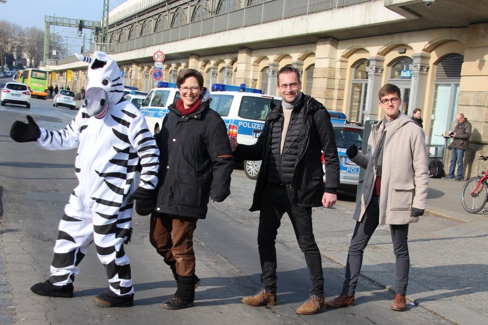 Ulrike Caspary (Grüne),  Dr. Martin Schulte-Wissemann, (Piraten/Linke) und Hendrik Stalmann-Fischer (SPD, v.l.) wollen u.a. auf der Bayrischen Straße hinter dem Hauptbahnhof einen 