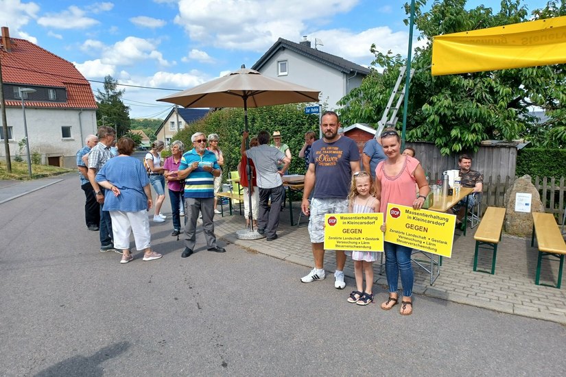 Protest gegen den Bau der Milchviehanlage in Kleincarsdorf:  Lars Burkhard, Yvonne Reichelt und ihre Tochter Nele mit Plakaten, die sie auf ihren Grundstück aufstellen.