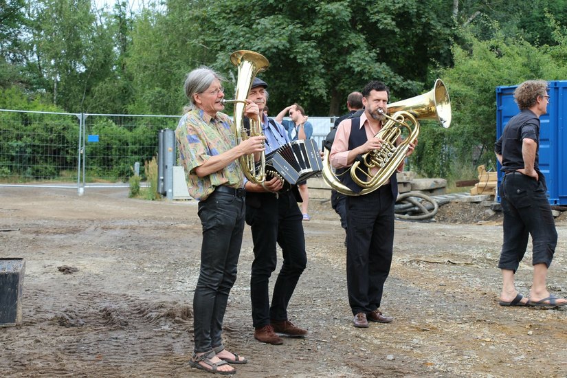 Die Dresdner Kultband "Tam Tam Combony" begleitete die Veranstaltung.