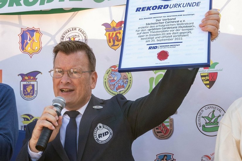 Olaf Kuchenbecker (54) vom RID verlieh die Rekordurkunde.