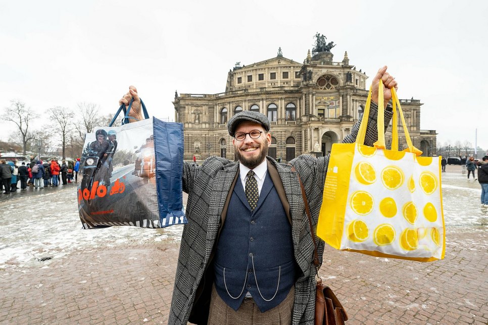 Überglücklich: Franz Neugebauer vom Schulmuseum Dresden mit Kostümen für sein Museum.