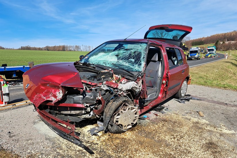 Der Renault Clio wurde bei dem Aufprall schwer beschädigt.