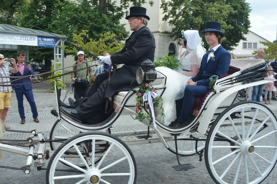 Die Hochzeitskutsche tourt nach der kirchlichen Trauung durch die Spreewaldstadt. Foto Wurlawy