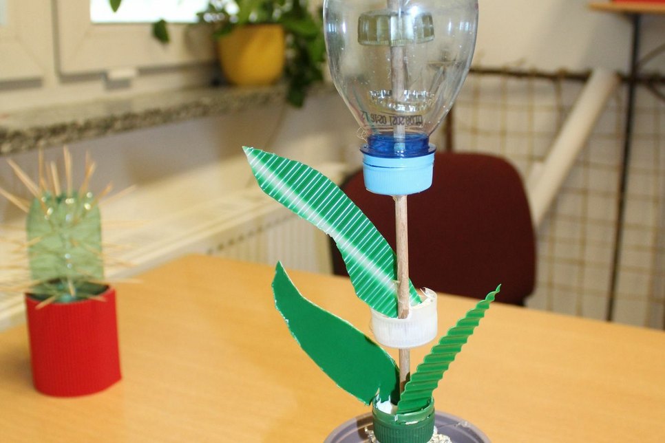 Deko Licht:  Eine Kombination aus (künstlicher) Grünpflanze und Lichtquelle in Form eines Teelichtes, dass ganz oben an der Spitze platziert wird. Fotos: Silke Richter