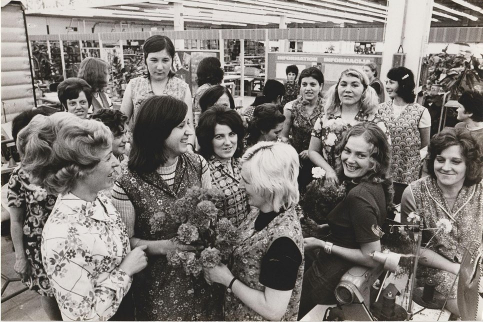 Näherinnen gratulieren im TKC ihren polnischen Kolleginnen 1974 zum Nationalfeiertag. Fotos der Serie: Erich Schutt