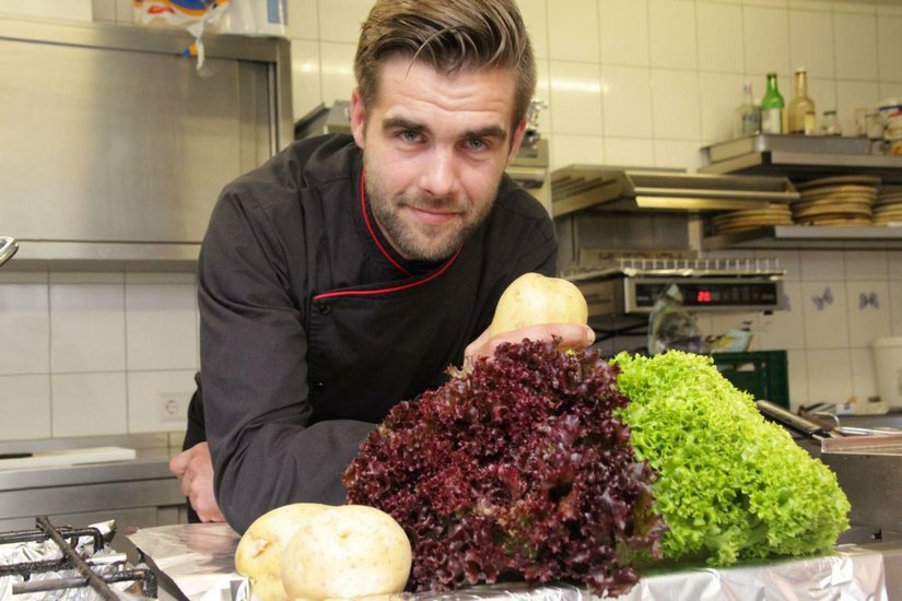 Bei ihm dreht sich (fast) alles um die Kartoffel: Daniel Starick, Küchenleiter der „Kartoffelkiste“ in Cottbus. Foto: jho