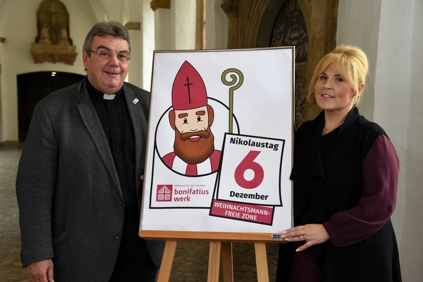 Maite Kelly und Monsignore Georg Austen präsentieren das Logo zur Nikolausinitiative des Bonifatiuswerkes. Foto: Theresa Meier