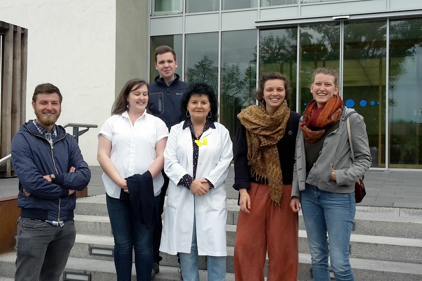 Astrid Wollbrandt (Mitte) begrüßt die Studierenden im Klinikbereich Lauchhammer.