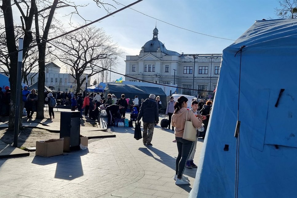 Am Bahnhof in Lwiw warten viele Menschen darauf, ausreisen zu können. Hilfsorganisationen haben Zelte aufgebaut.