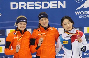 Siegerehrung: 500 Meter Frauen (v.l. Xandra Velzeboer, Suzanne Schulting, Minjeong Choi). | Foto: Büttner