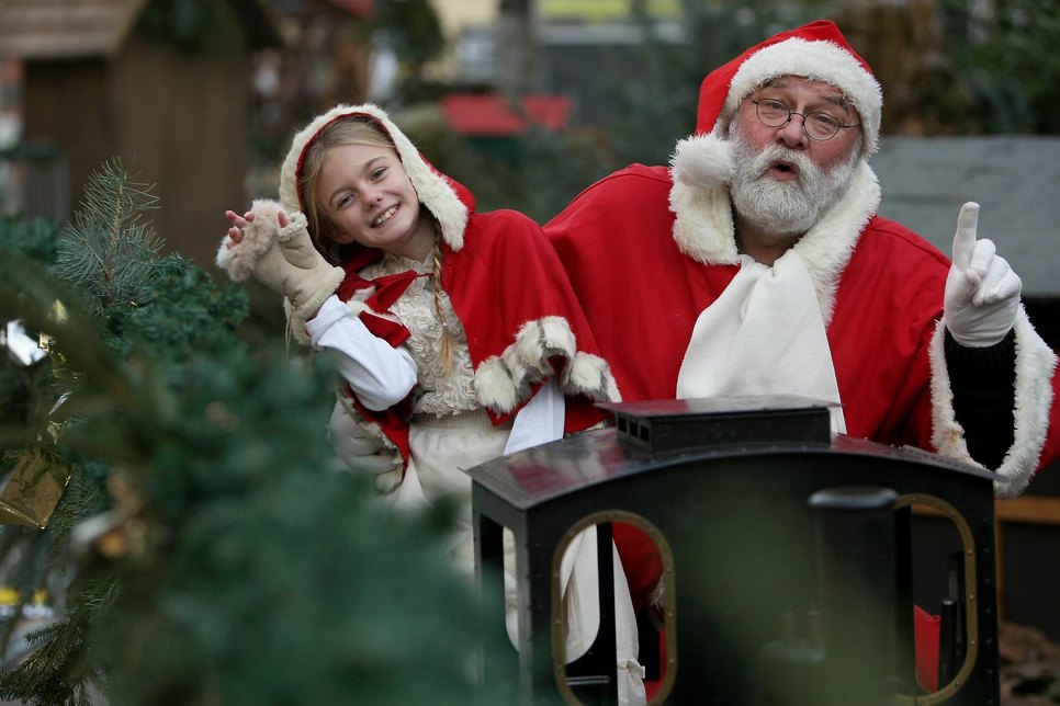 Das diesjährige Pirnaer Weihnachtskind Caroline (9) und Weihnachtsmann »Ekki« eröffneten den Canalettomarkt.