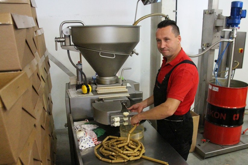 Andreas Pfitzner an der Wurstmaschine. Der gelernte Fleischer füllt das Schmiermittel hier grammgenau in kleine Würste ab. Fotos: Pönisch
