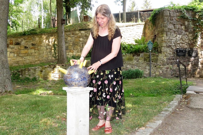 Museumsleiterin Kristin Gäbler präsentieret im Schlosspark moderne Skulpturen des Freitaler Künstlers Steffen Petrenz.