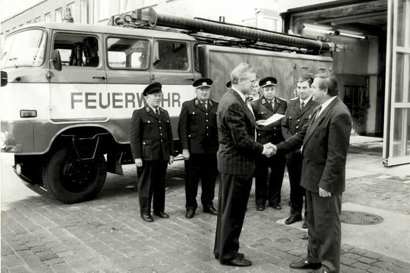 Archivfoto einer Feuerwehrfahrzeug-Übergabe.