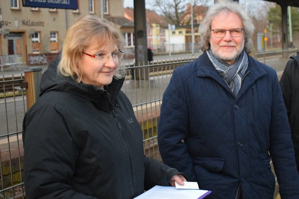 Melanie Gierach, Bürgerinitiative Calau und Bürgermeister Werner Suchner bei einer Begehung am Calauer Bahnhof.