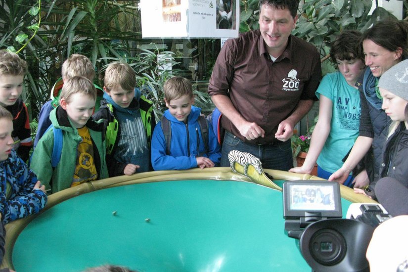 Das WoKu-Team zusammen mit den Zoo-Mitarbeitern (vorn links). Fotos: Büttner