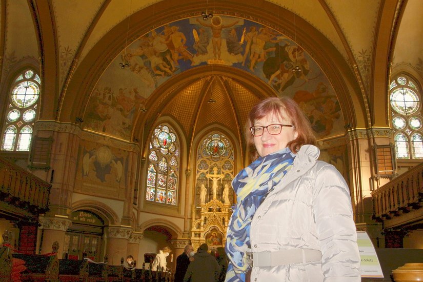 Pfarrerin Renate Henke freut sich über die Baufortschritte in der Johanneskirche. Die bedeutende Kirche im Stadtteil Cölln wird seit 2018 von außen nach innen saniert. Jetzt wurde auch das Fresko des Triumphbogens fertig restauriert.