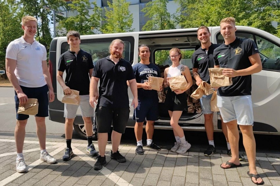 Sportvereine packen Frühstückspakete für die Kameraden im Waldbrandgebiet.