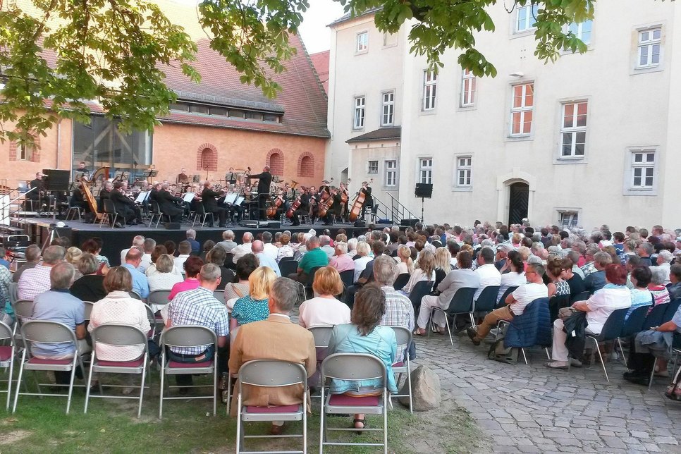 Am 2. August ist die Elbland Philharmonie Sachsen erstmals bei der Sommerbühne mit dabei und live im Klosterhof zu erleben (schönes Wetter vorausgesetzt - Ausweich: Stadthalle stern). Foto: Herm