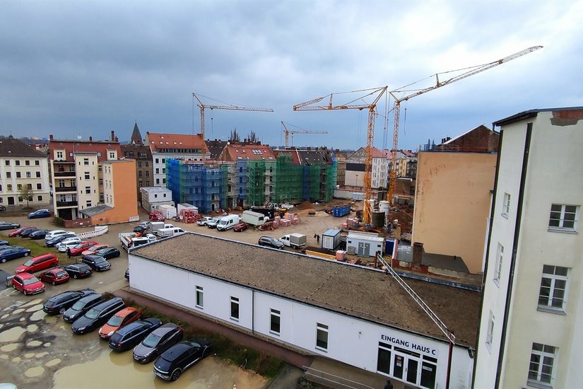 Blick auf die Baustelle: Die Sanierung der insgesamt neun Häuser auf der Berliner und der Salomonstraße läuft.