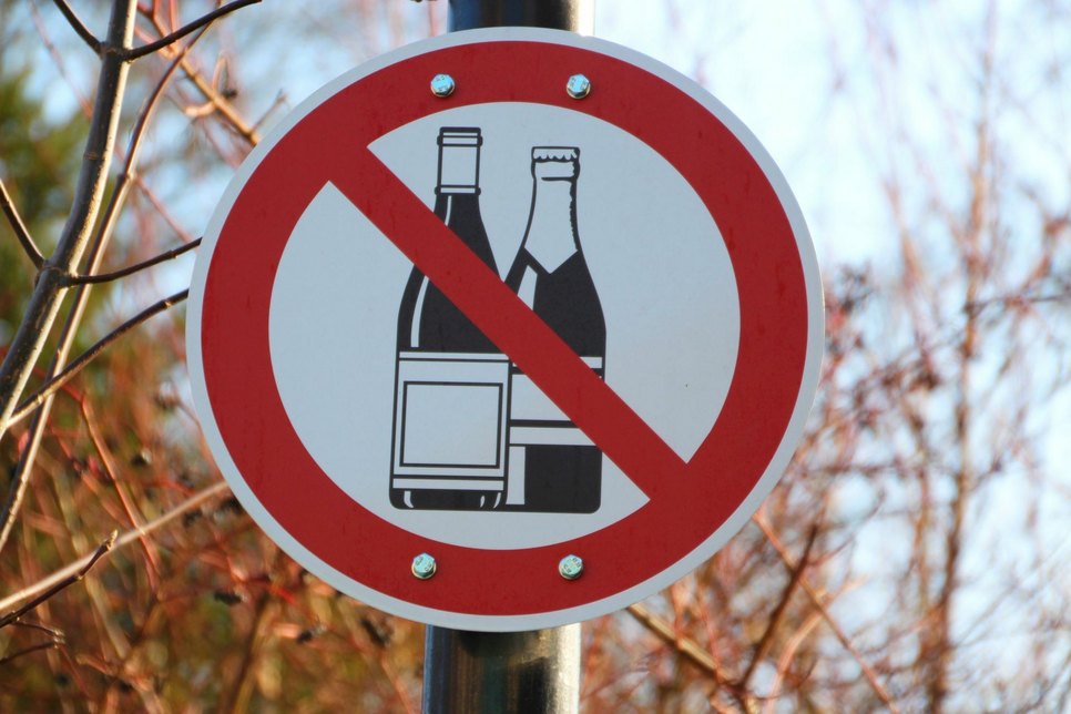An den städtischen Brennpunkten, wie am Puschkinplatz, stehen seit Jahren Trink-Verbotsschilder. Foto: Farrar