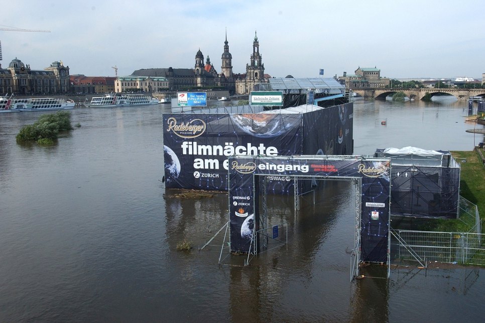 Die Altstadt Dresdens versank im August 2002 in den Fluten der Weißeritz und der Elbe. Vor genau 15 Jahren erreichte das Jahrhunderthochwasser am 17. August seinen Scheitelpunkt. Foto: Jörn Wolf