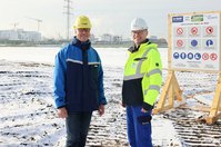 Henri Bahr (l.), Construction Manager seitens der BASF Schwarzheide GmbH, und Uwe Gröger, Baustellenkoordinator seitens MITNETZ STROM, auf dem Blockfeld, wo das zukünftige 110kV-Umspannwerk stehen wird.