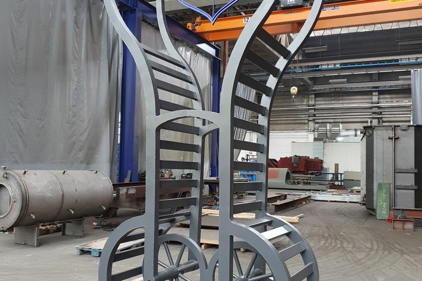 Das Schiebock-Kunstwerk in einer Fertigungshalle der Max Aicher GmbH & Co. KG abreisebereit zur Montage.