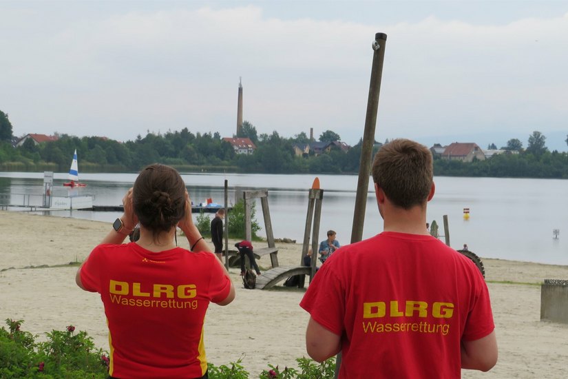 Zoë und Julian wachen am Olbersdorfer See über die Sicherheit der Badegäste.  Foto: DLRG Bezirk Zittau