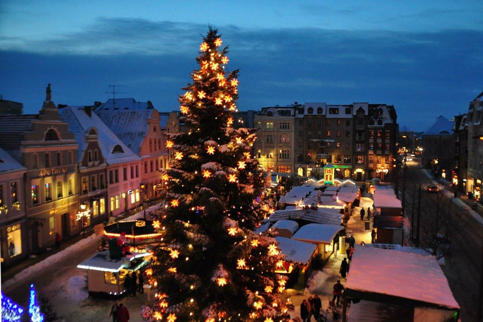Mit insgesamt über 1 000 Sternen auf dem Weihnachtsmarkt und in den Einkaufszentren wird Cottbus in ein stimmungsvolles Licht getaucht. Foto: PR