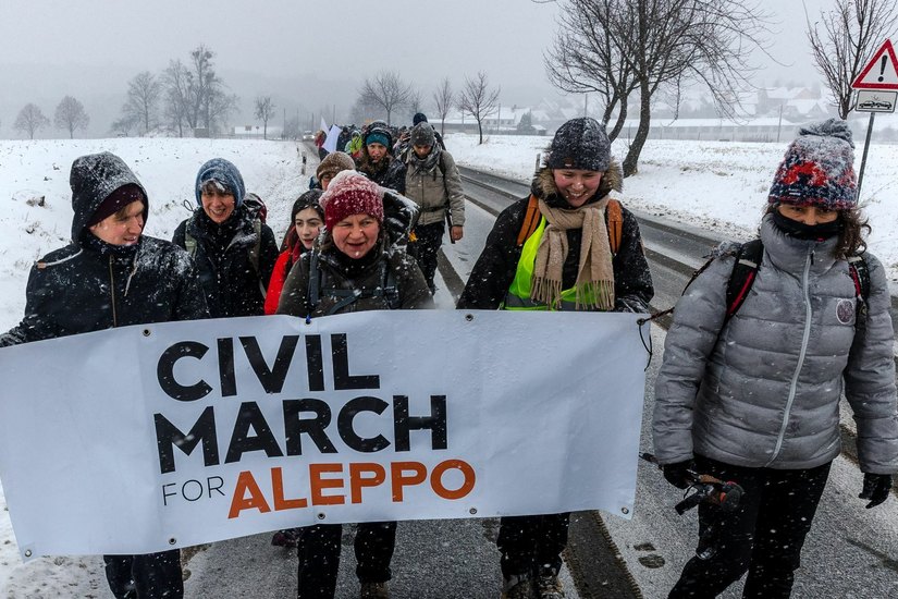 Der "Zivile Marsch für Aleppo" auf der S 173 von Heidenau nach Bad Gottleuba. Foto: M. Förster