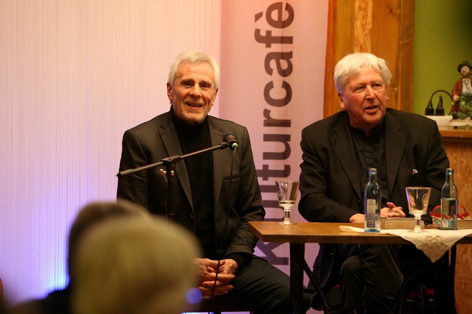 Gojko Mitic und Eberhard Görner bei der Lesung im Kulturcafé M.