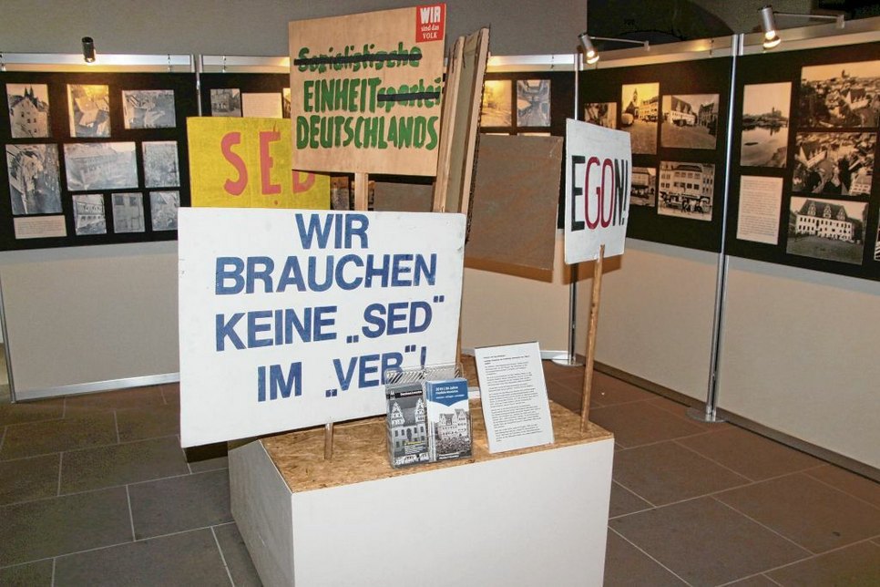 Noch bis Anfang November ist im Rathaus die Ausstellung »Kehrseiten« zu sehen. Dann ziehen die Bilder in die Frauenkirche. Foto:Farrar