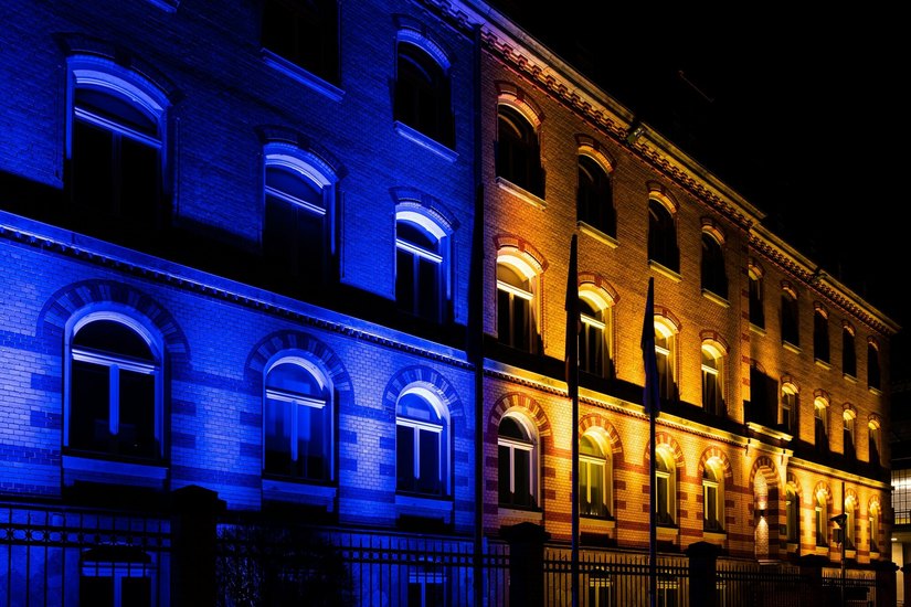Als Solidaritätsbekundung erstrahlten in den letzten Tagen viele Gebäude in blau und gelb, so auch das Sächsische Staatsministeriums der Justiz.
 Foto: SMJusDEG/Daniel Meißner