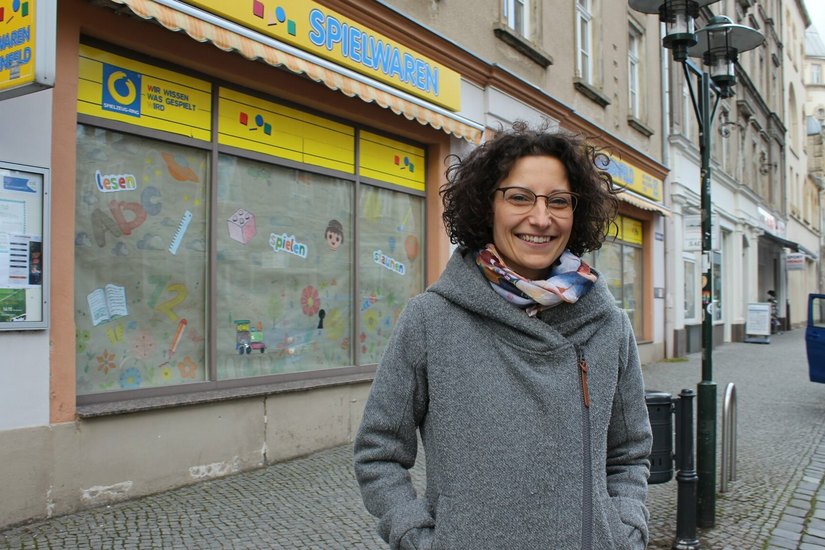 Jana Lambrich vor dem aktuell geschlossenen Spielzeugladen, dem sie wieder Leben einhauchen will.  Foto: T. Keil
