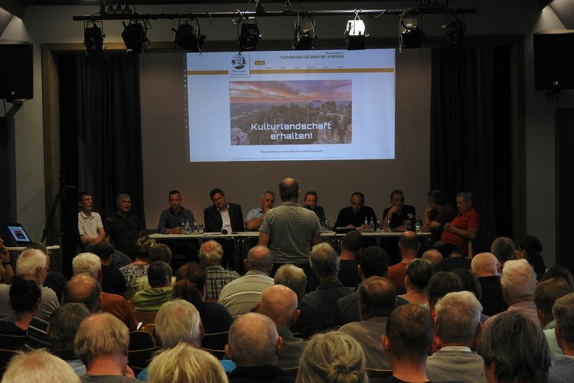 Auf einer Bürgerversammlung im Hohnsteiner Max-Jacob-Theater verkündete die Bürgerinitiative »Naturpark Sächsische Schweiz« den Start einer Petition und lud zur Diskussion.